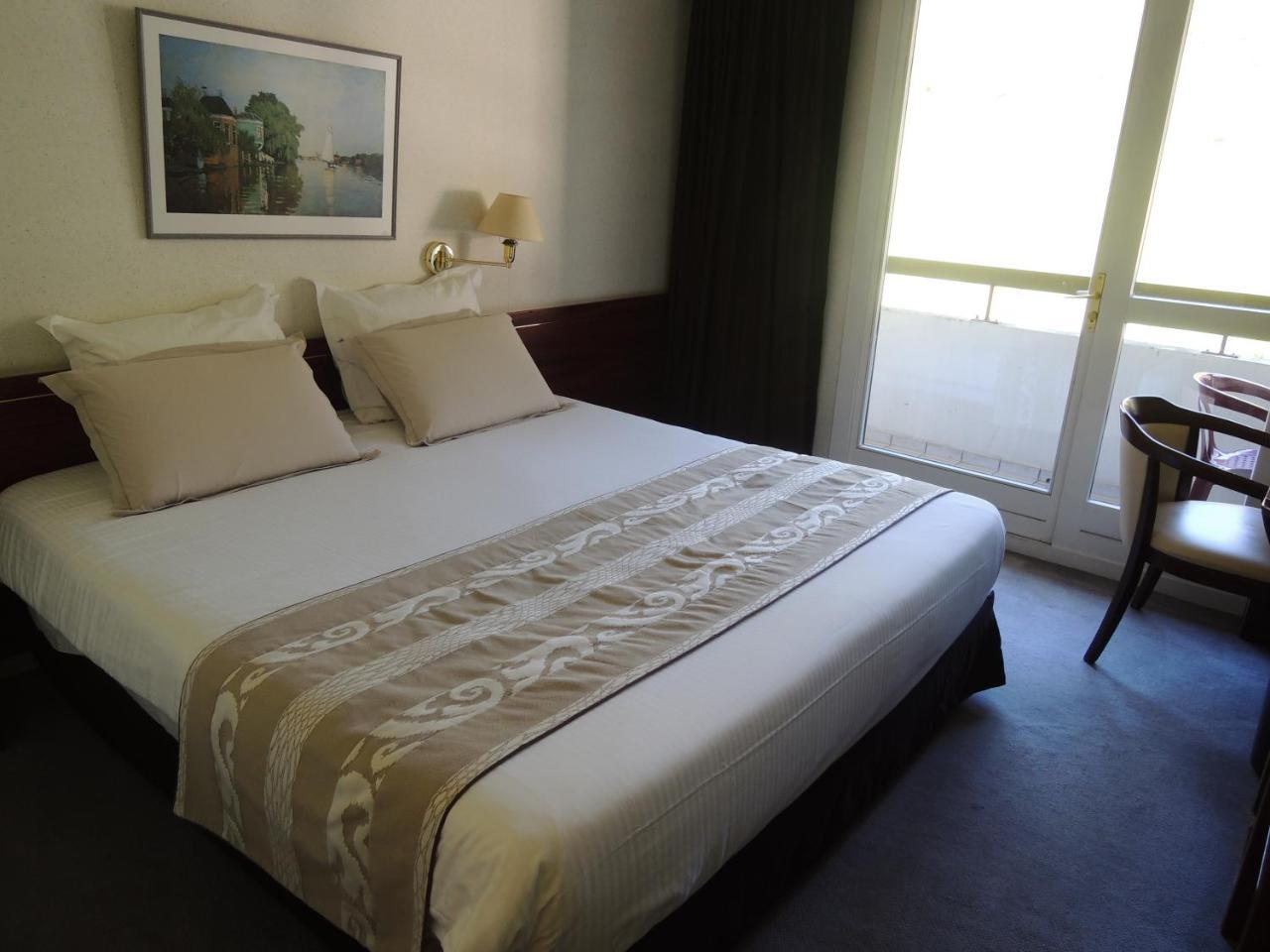 Hotel 4C Cluses Bagian luar foto